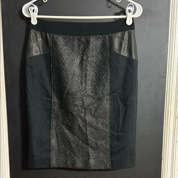 Elie Tahari Valeria Lamb Leather Panel Pencil Skirt Size: 4 Length: 20.5” - Picture 2 of 9